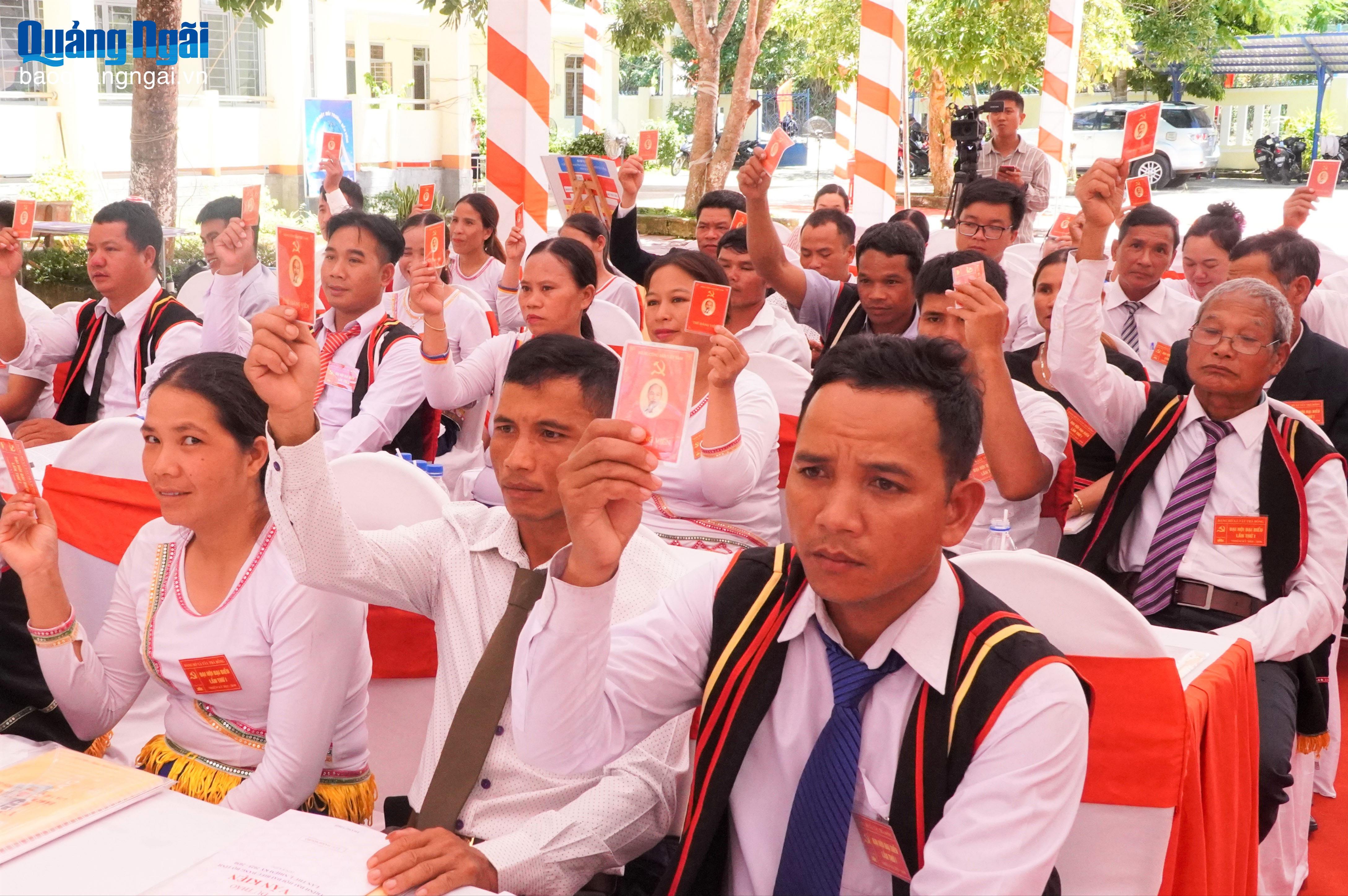 Đảng viên biểu quyết thông qua nghị quyết tại đại hội.