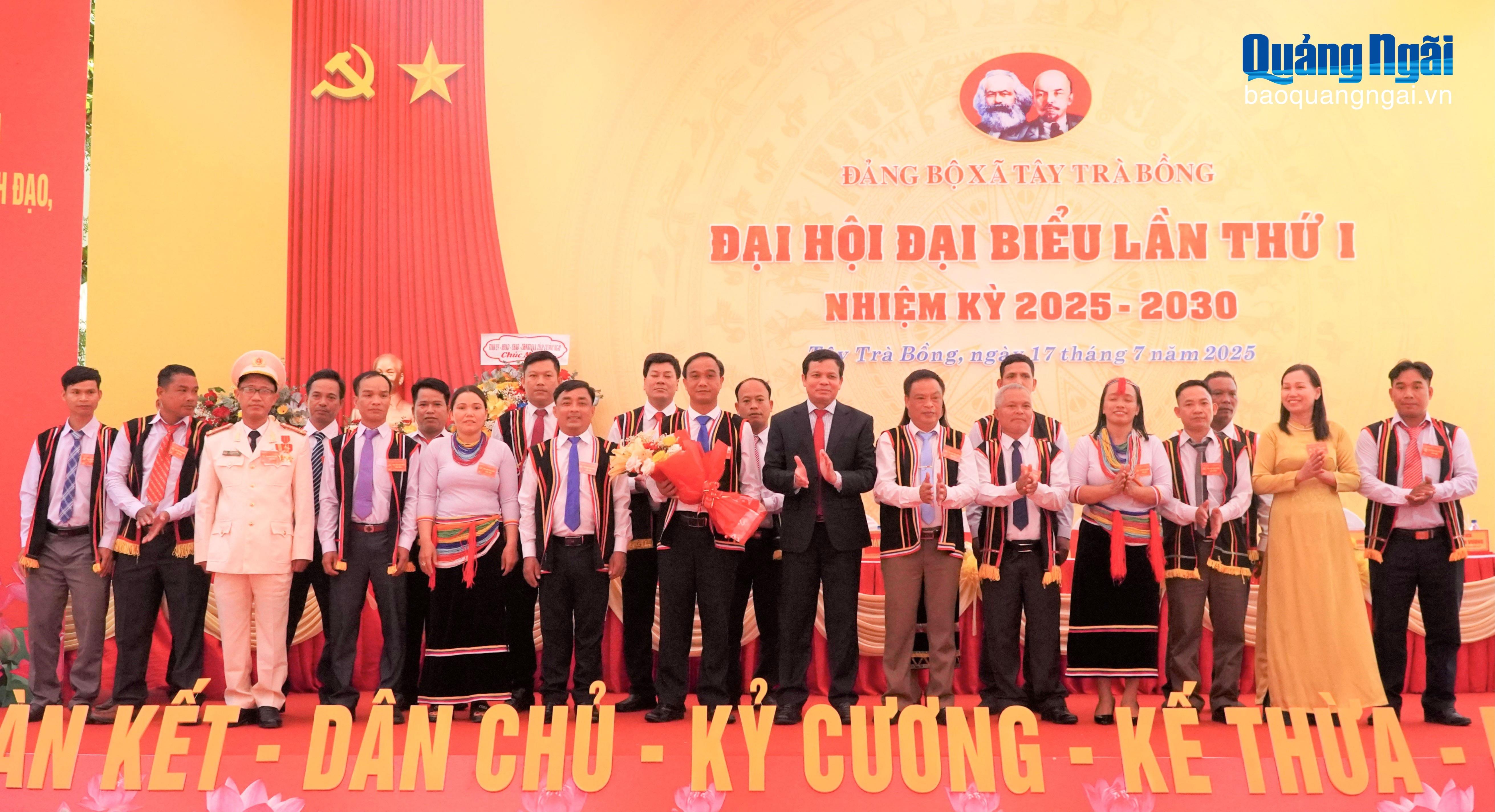Phó Bí thư Tỉnh ủy, Chủ tịch HĐND tỉnh Nguyễn Đức Tuy tặng hoa chúc mừng Ban Chấp hành Đảng bộ xã Tây Trà Bồng, nhiệm kỳ 2025 - 2030.